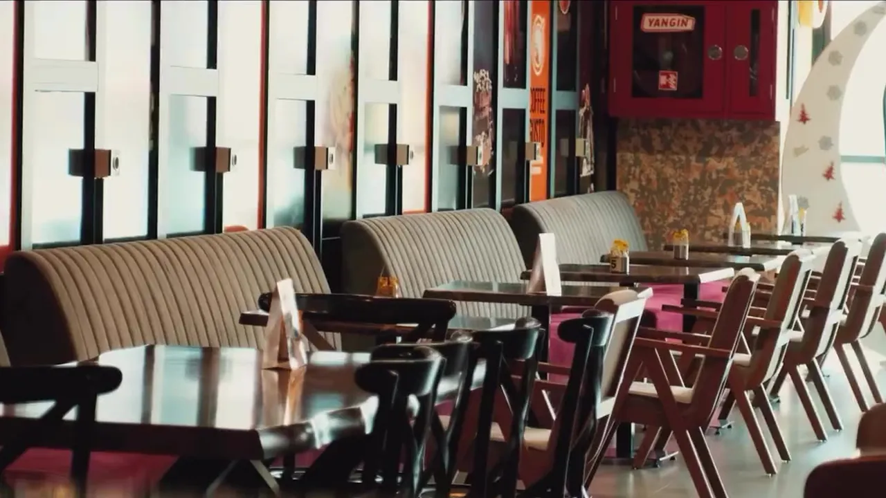 Coffee Gusto tanıtım filminden kare — kafenin iç mekânı