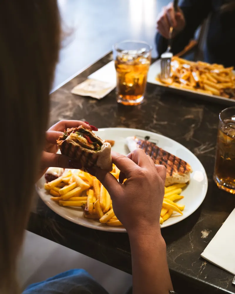Coffee Gusto menü çekimi — burger ve patates